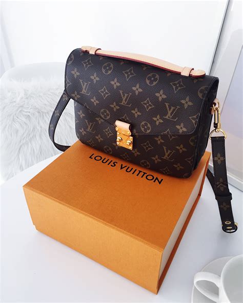 lv mini pochette metis